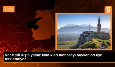 Van’ın Muradiye ilçesinde kışları boşaltılan mahallede hayvanlarına bakmak için yaşayan çift