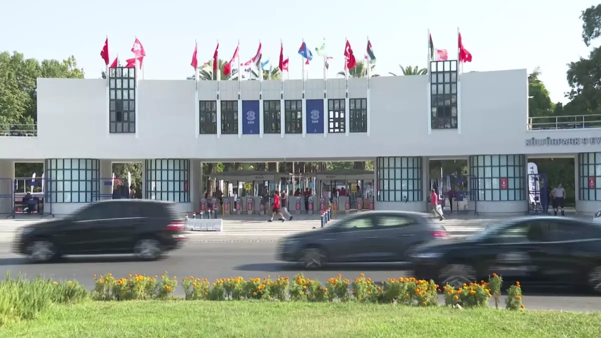 İzmir Büyükşehir Belediyesi, Kültürpark’ın tarihi kapılarını restore ederek hizmete açtı