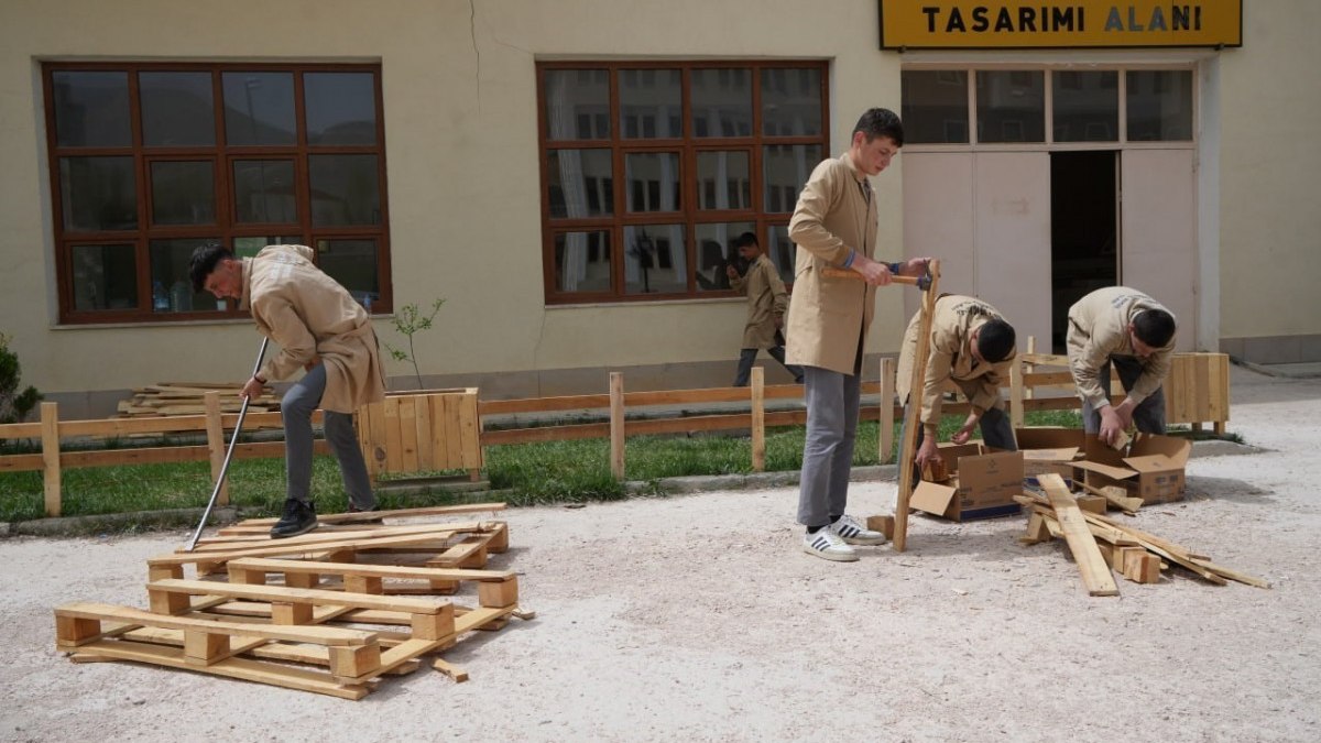 Bayburt’ta meslek liseli öğrenciler atık malzemeden eşya üretiyor