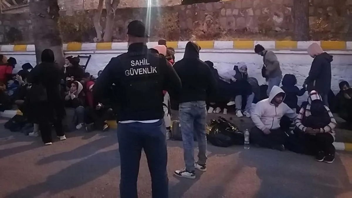 İzmir’de 57 kaçak göçmen ile 4 organizatör yakalandı