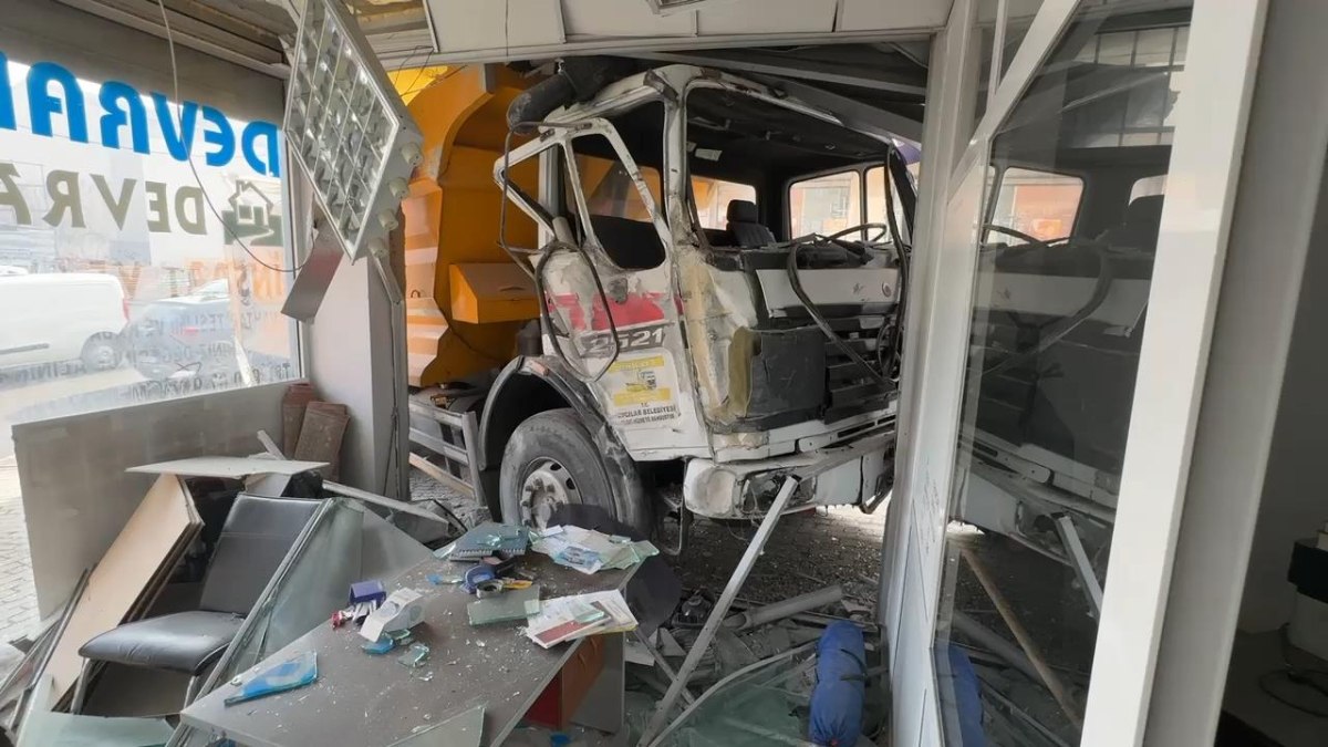 İstanbul’da yoldan çıkan kamyon iş yerine daldı