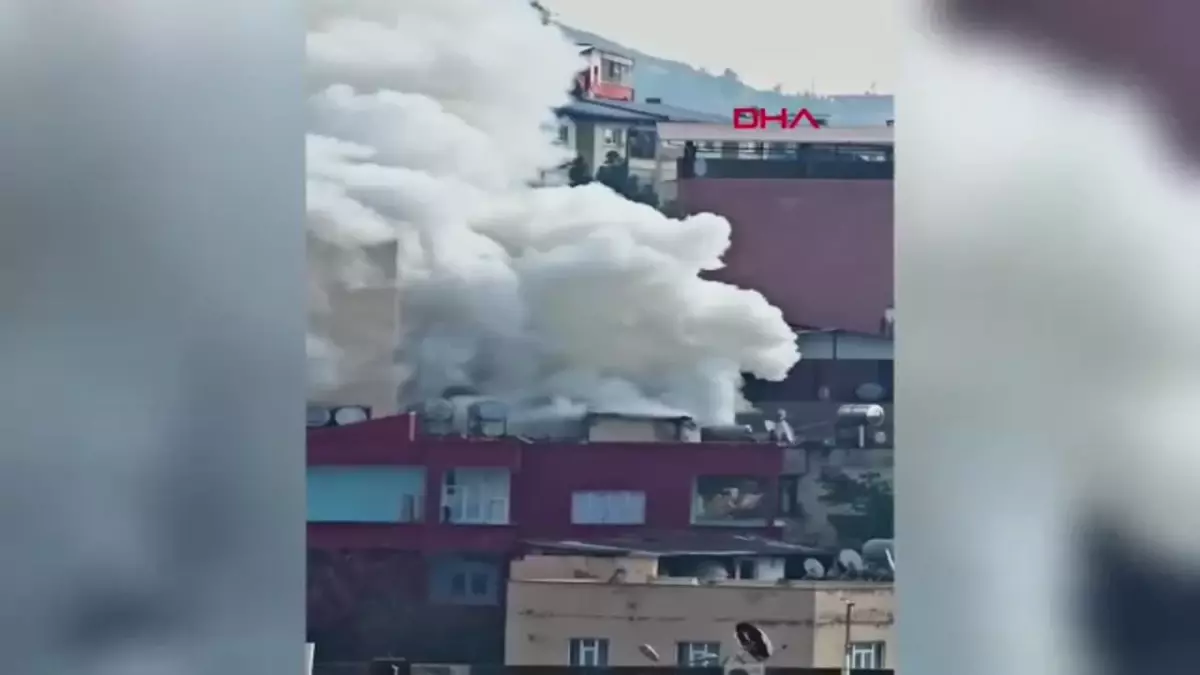 Siirt’te 3 Katlı Binanın Çatısında Yangın Çıktı