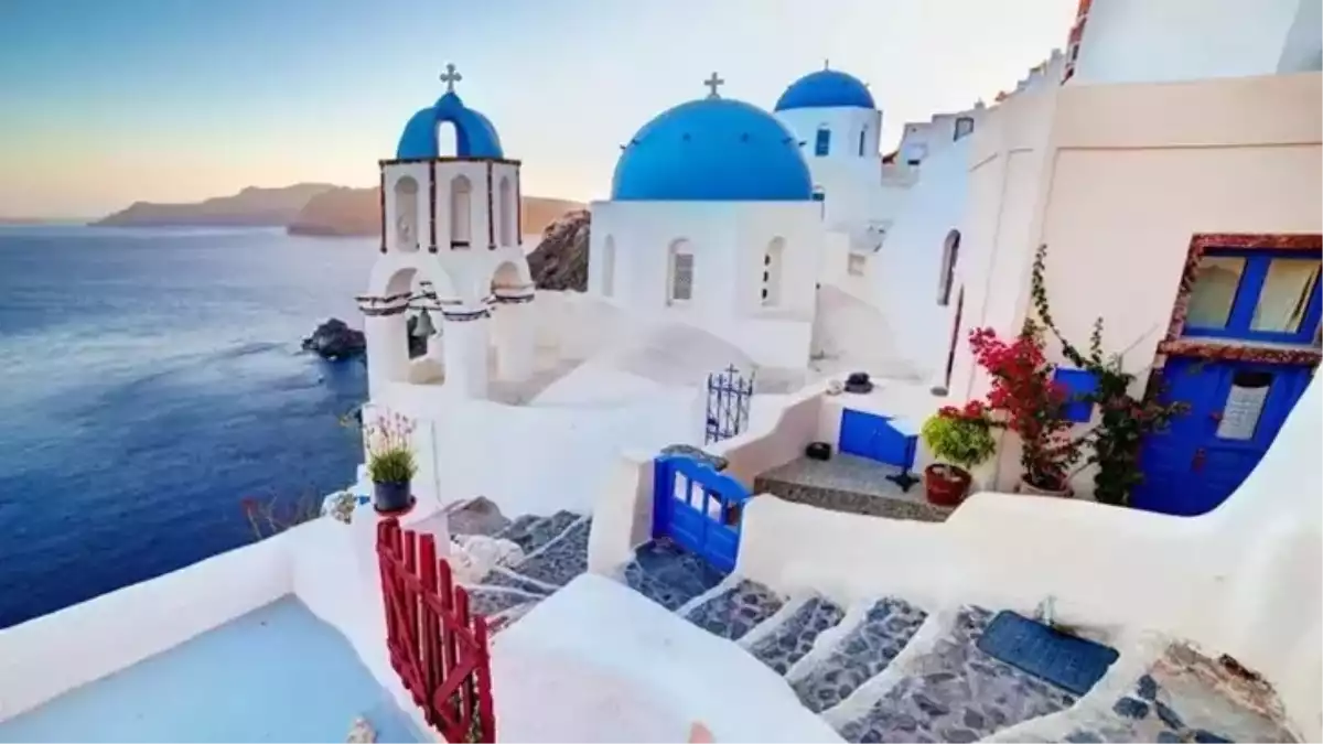 Santorini Adası’ndan 9 Bin Kişi Ayrıldı