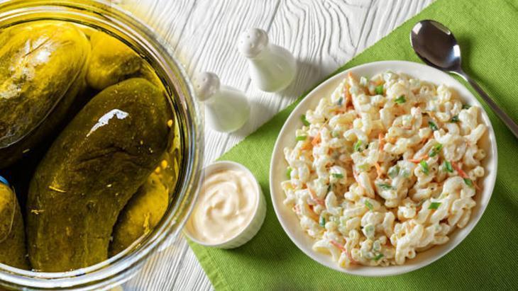Makarna salatasını doyumsuz lezzete çeviriyor! 1 malzemeyle değişiyor, suyunu dökün